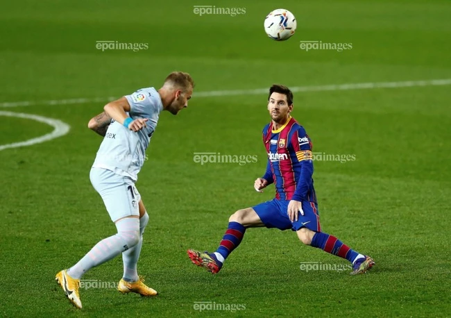 Barcelona hưởng lợi vô cùng lớn với siêu sao Messi. Ảnh: EPA. argentina-gay-rung-dong-voi-lenh-cam-messi (3).jpg