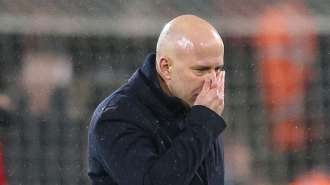 HLV Slot buồn bã rời sân Vitality sau khi Liverpool thua Bournemouth ở vòng 23 Ngoại hạng Anh tối 24/1/2026. Ảnh: Sky Sports