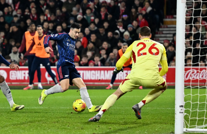 Gabriel Martinelli đệm chệch cột trong trận Arsenal hòa Nottingham Forest 0-0 ở vòng 22 Ngoại hạng Anh ngày 17/1/2026. Ảnh: Sun