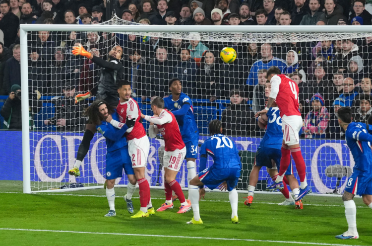 Arsenal nam loi the vao chung ket Cup Lien doan