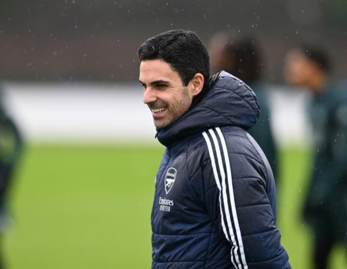HLV Mikel Arteta tươi cười trong buổi tập của Arsenal ngày 13/1. Ảnh: Arsenal FC