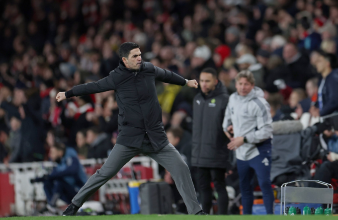 HLV Mikel Arteta vui mừng sau trận Arsenal thắng Brighton 2-1 ở vòng 18 Ngoại hạng Anh trên sân Emirates, London, Anh ngày 27/12/2025. Ảnh: EPA