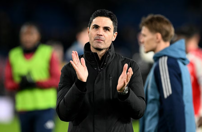 HLV Mikel Arteta vỗ tay tri ân người hâm mộ sau trận Arsenal thắng Chelsea 1-0 ở lượt đi bán kết Cup Liên đoàn trên sân Stamford Bridge, London, Anh ngày 14/1/2026. Ảnh: Arsenal FC