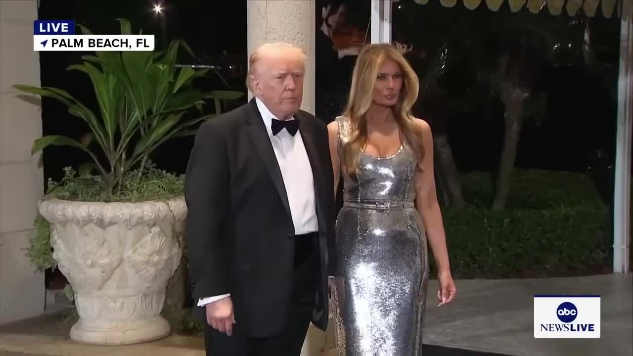 Vợ chồng tổng thống Mỹ Donald Trump bên ngoài không gian tiệc giao thừa