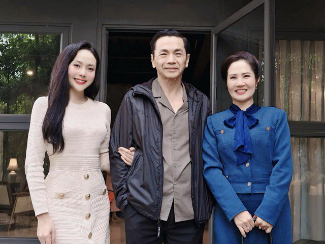 NSƯT Nguyệt Hằng (bìa phải) mới đây đã gây ấn tượng với vai diễn bà Tứ trong phim "Lằn ranh". Trong phim, chị thủ vai là một người hết lòng vì chồng con, luôn đứng sau quán xuyến việc nhà cửa để chồng yên tâm công tác. Cuối cùng, bà lại bị chồng mình phản bội. Dù là một vai diễn nhỏ nhưng nữ nghệ sĩ gạo cội của làng sân khấu kịch miền Bắc đã làm tốt và ghi dấu ấn trong lòng khán giả của phim.