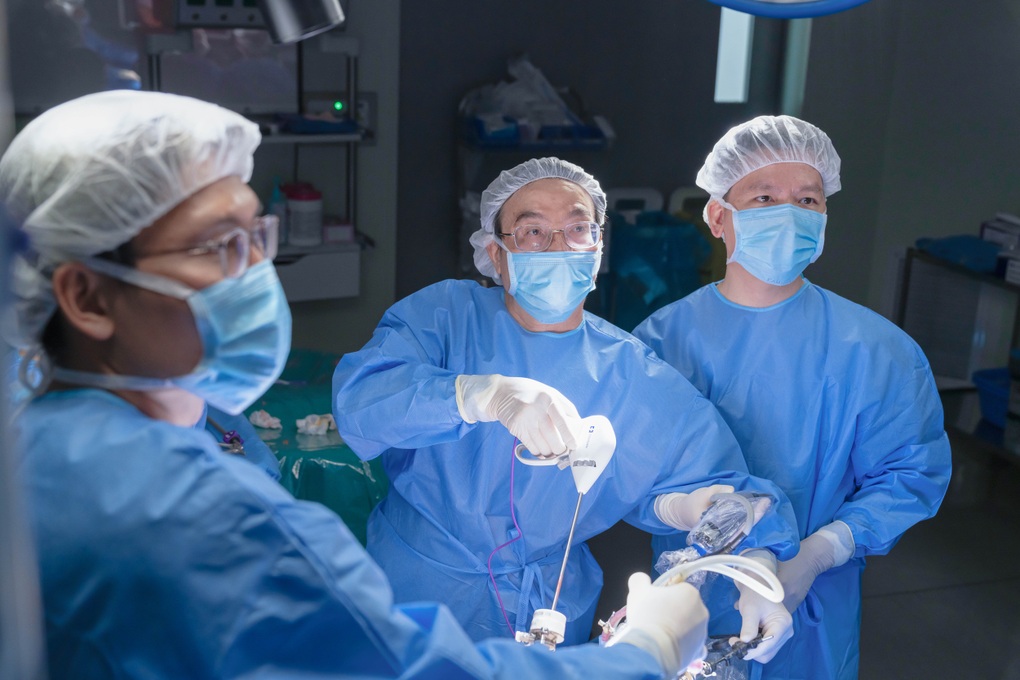 Ba lần phẫu thuật cứu cụ ông 70 tuổi mắc hai bệnh ung thư - 1