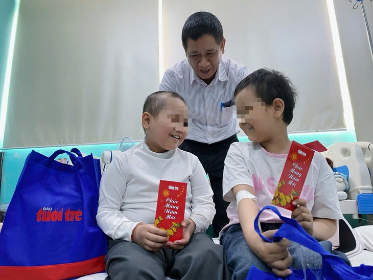Bà ngoại đơn độc chăm cháu ung thư máu, nhận quà Tết của Tuổi Trẻ rưng nước mắt - Ảnh 1.