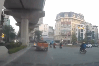 Người đi xe máy trượt ngã vào gầm ô tô sau một cú phanh gấp