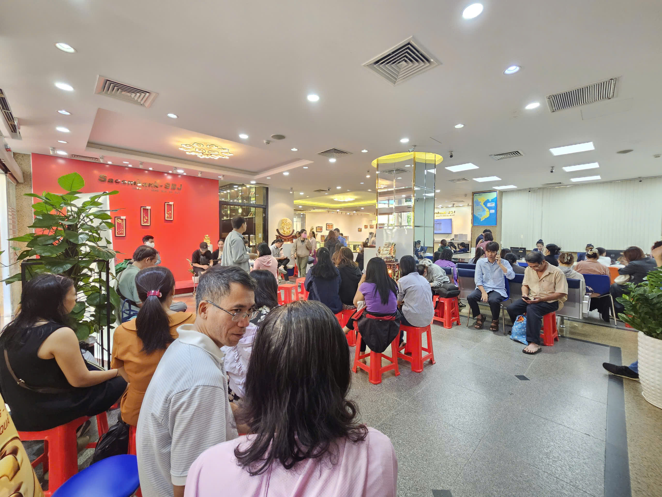 Giá bạc hôm nay 29 - 1: Tăng mạnh hơn 50 % trong một tháng , người dân xếp hàng mua - Ảnh 2.