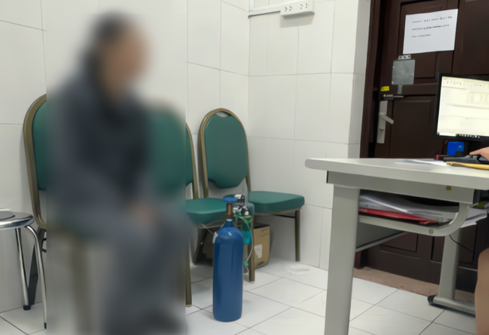 Nữ sinh đi khám tại Viện Sức khỏe tâm thần cùng bình khí cười N2O. Ảnh: Bác sĩ cung cấp