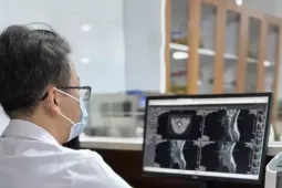 Mỗi ngày hít 240 đến 320 quả bóng cười, hai vợ chồng liệt, tổn thương tủy sống