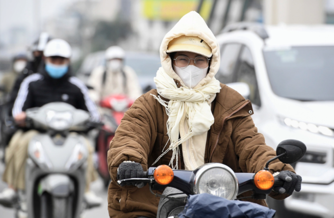 Người Hà Nội trong giá rét. Ảnh: Giang Huy