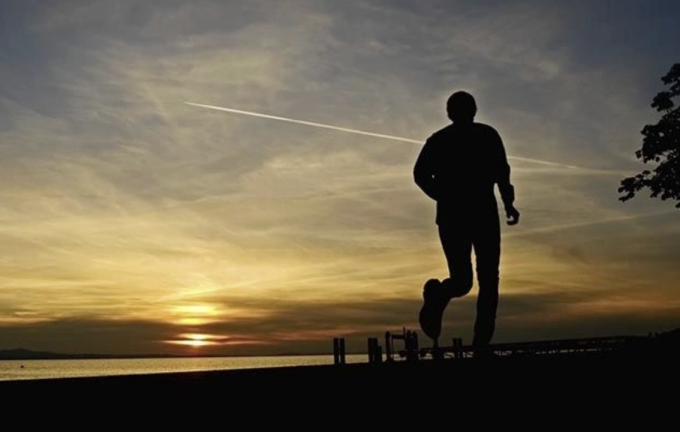 Tập thể dục buổi sáng tiềm ẩn nhiều nguy hiểm, cần thận trọng. Ảnh minh họa: Mens Health.