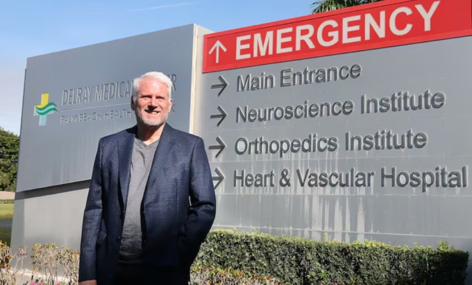 Bác sĩ Tim Williams trong chuyến thăm Trung tâm Y tế Delray tại Delray Beach hôm 2/1. Ảnh: Carline Jean