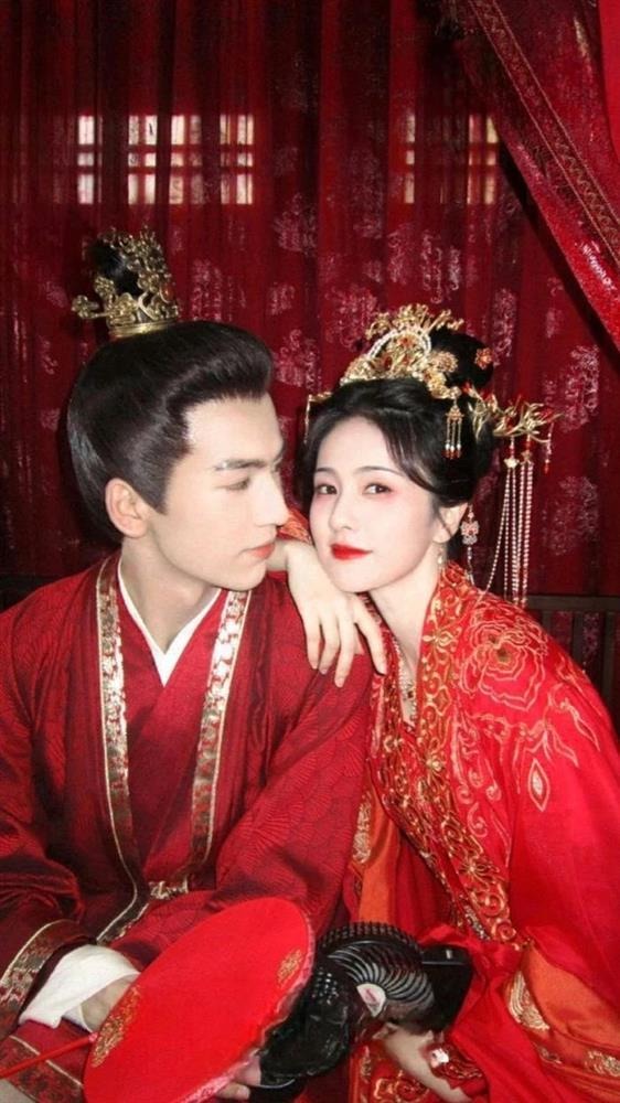 1 cặp trai xinh - gái đẹp Cbiz uất nghẹn chia tay, nhà gái được lệnh 