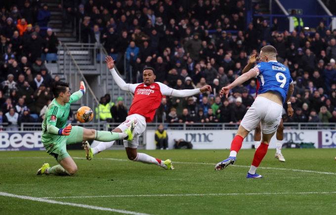 Colby Bishop đá bồi mở tỷ số, trong trận Portsmouth thua Arsenal 1-3 ở vòng ba Cup FA ngày 11/1/2026. Ảnh: AMA