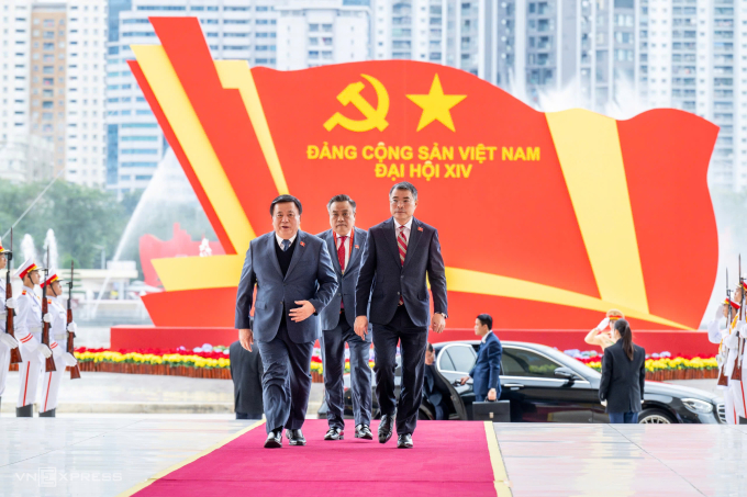 Từ phải qua là Trưởng ban Tổ chức Trung ương Lê Minh Hưng, Chủ nhiệm Ủy ban Kiểm tra Trung ương Trần Sỹ Thanh và Giám đốc Học viện Chính trị Quốc gia, Chủ tịch Hội đồng Lý luận Trung ương Nguyễn Xuân Thắng. Ảnh: Giang Huy