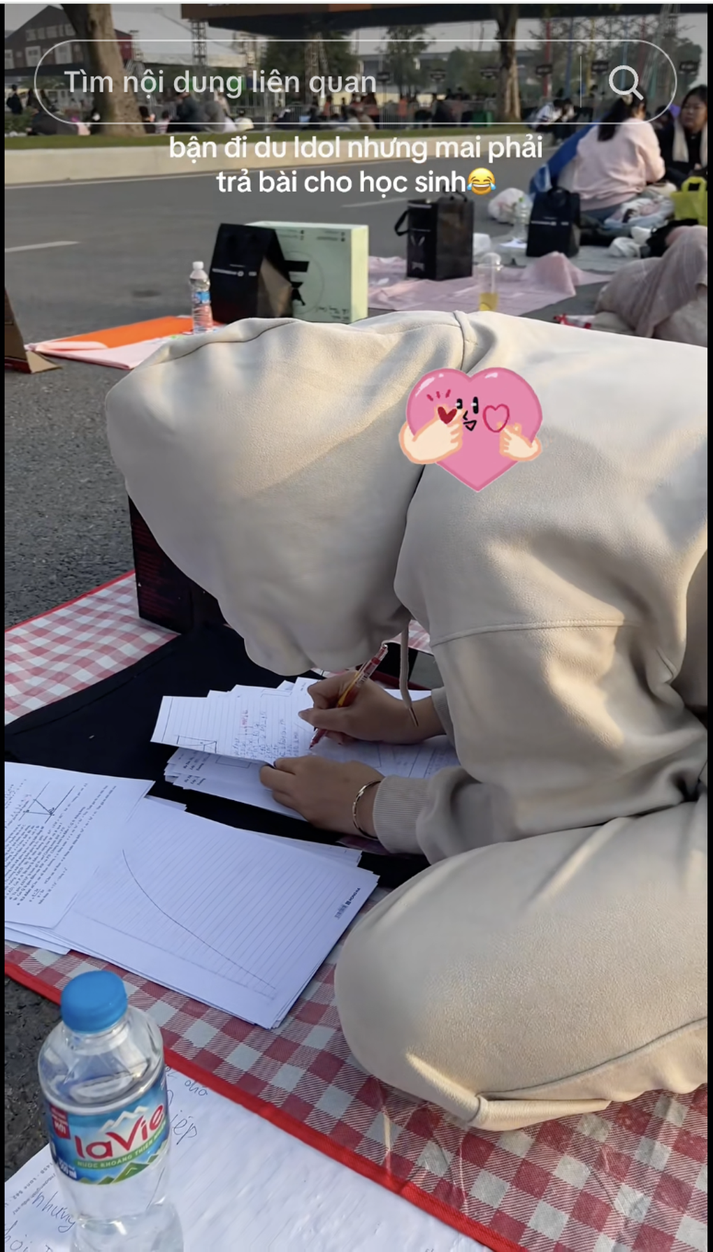 Bận “đu idol”, cô giáo tranh thủ bỏ bài học sinh ra chấm giữa concert - 1 Bận “đu idol”, cô giáo tranh thủ bỏ bài học sinh ra chấm giữa concert - 1