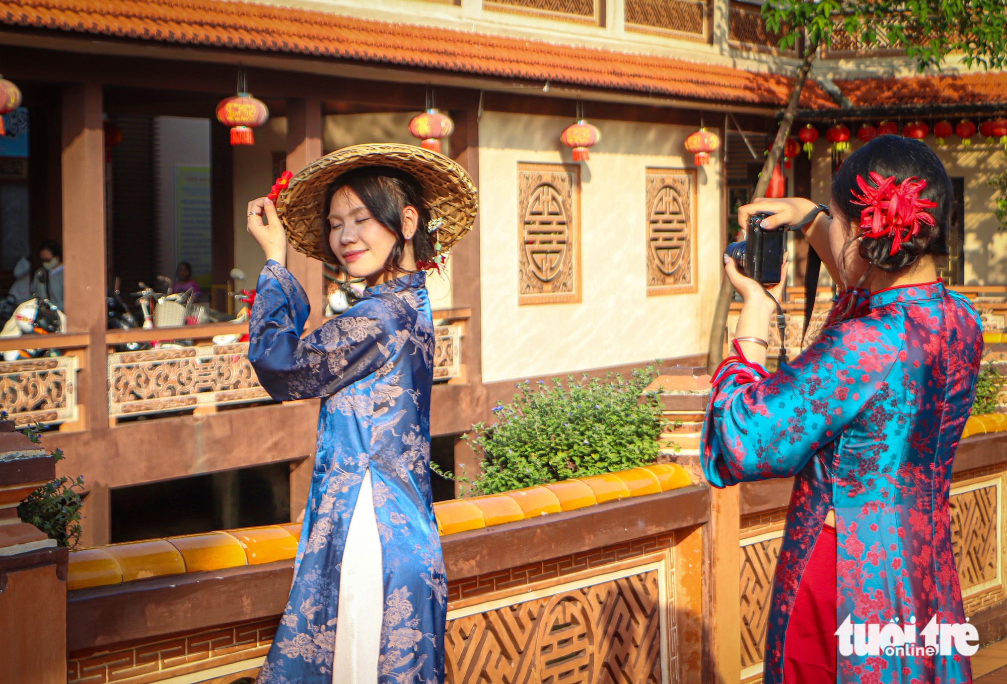 Bạn trẻ Đà Nẵng rộn ràng diện áo dài 'săn' ảnh Tết sớm 1 Bạn trẻ Đà Nẵng rộn ràng diện áo dài 'săn' ảnh Tết sớm - Ảnh 1.