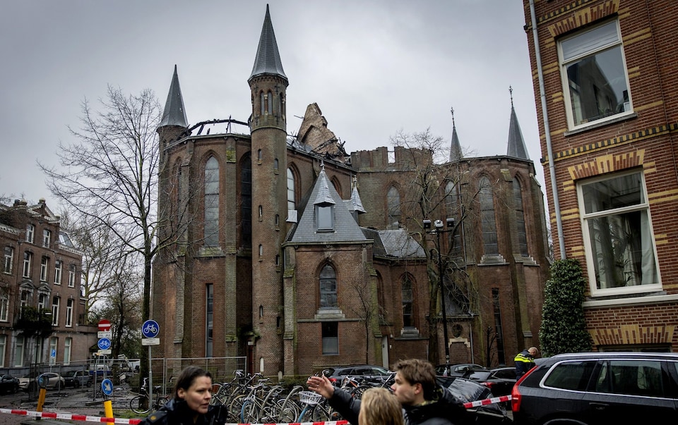 Bàng hoàng cảnh lửa nuốt trọn nhà thờ cổ 153 năm tuổi tại Amsterdam đêm Giao thừa, tháp cao 50m đổ sập- Ảnh 2. Bàng hoàng cảnh lửa nuốt trọn nhà thờ cổ 153 năm tuổi tại Amsterdam đêm Giao thừa, tháp cao 50m đổ sập- Ảnh 2.