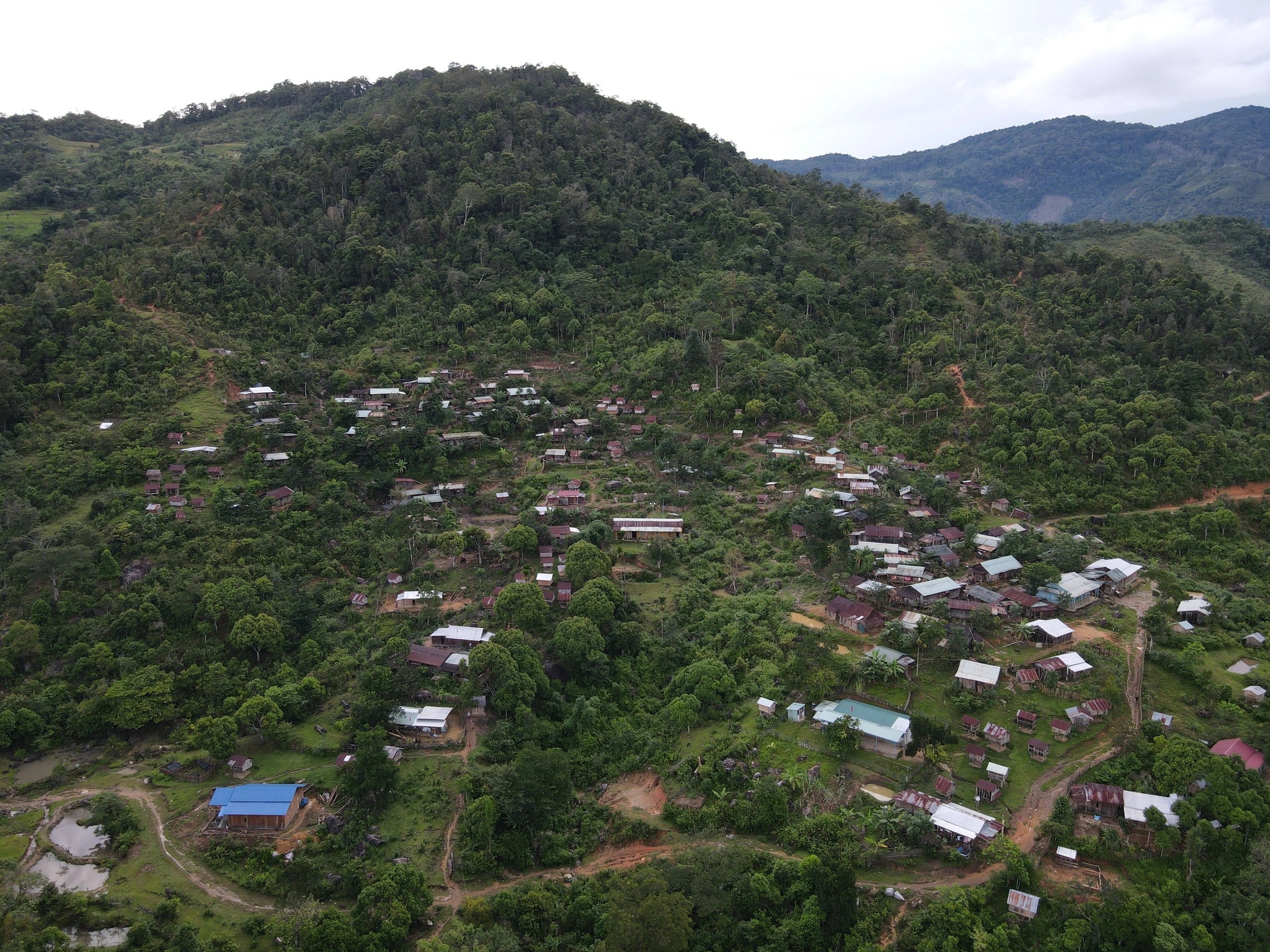 Quảng Ngãi: Băng rừng, vượt suối để đưa điện về Tu Thôn- Ảnh 1.