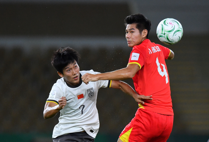 Việt Nam (áo đỏ) thua Trung Quốc 0-3 ở bán kết VCK U23 châu Á 2026, trên sân Prince Abdullah Al Faisal ở Jeddah, Arab Saudi ngày 20/1/2026. Ảnh: AFC