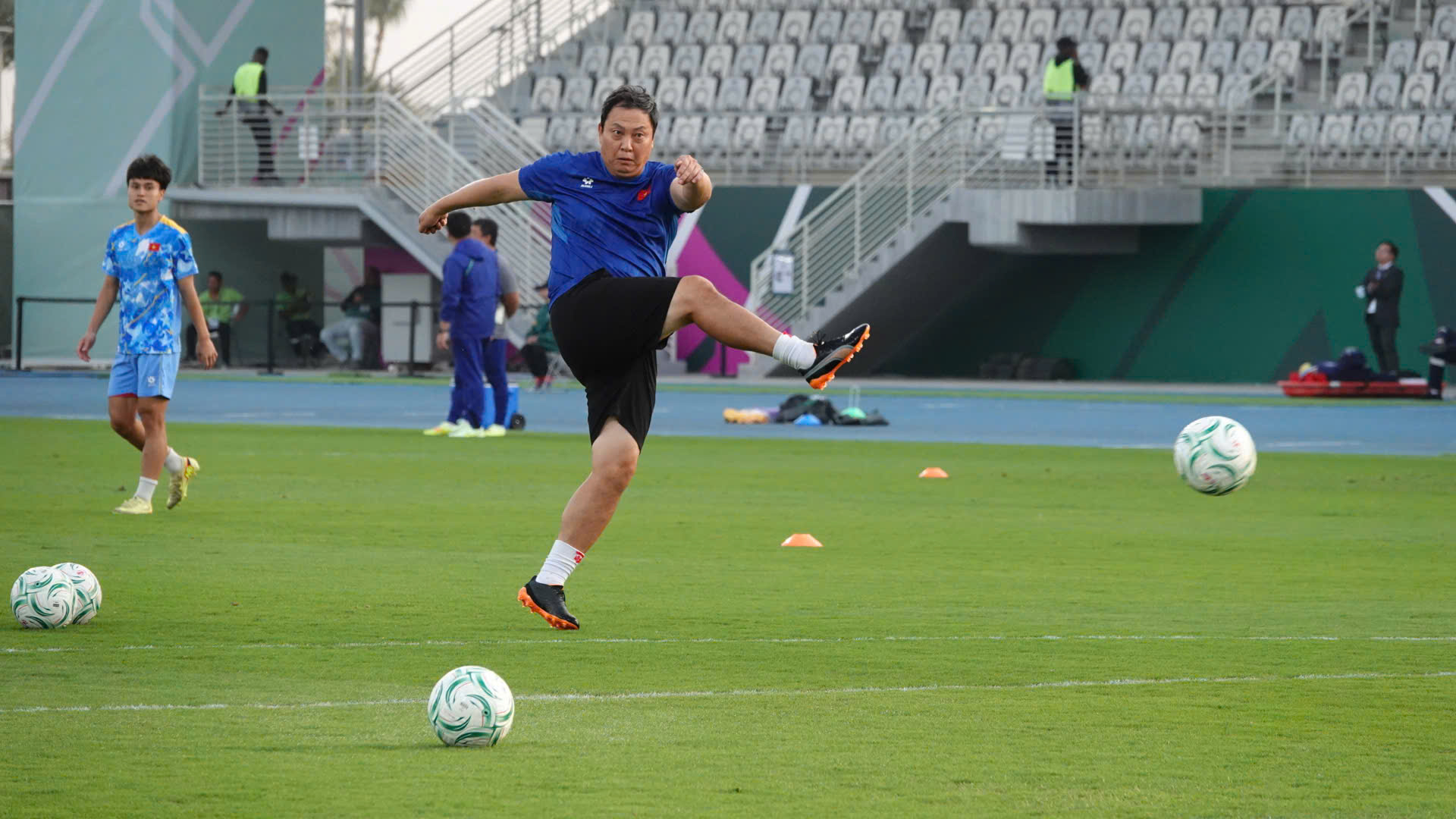 Báo Hàn Quốc ca ngợi 'phù thủy luân lưu' đứng sau cú đổ người xuất thần của thủ môn Cao Văn Bình- Ảnh 1.