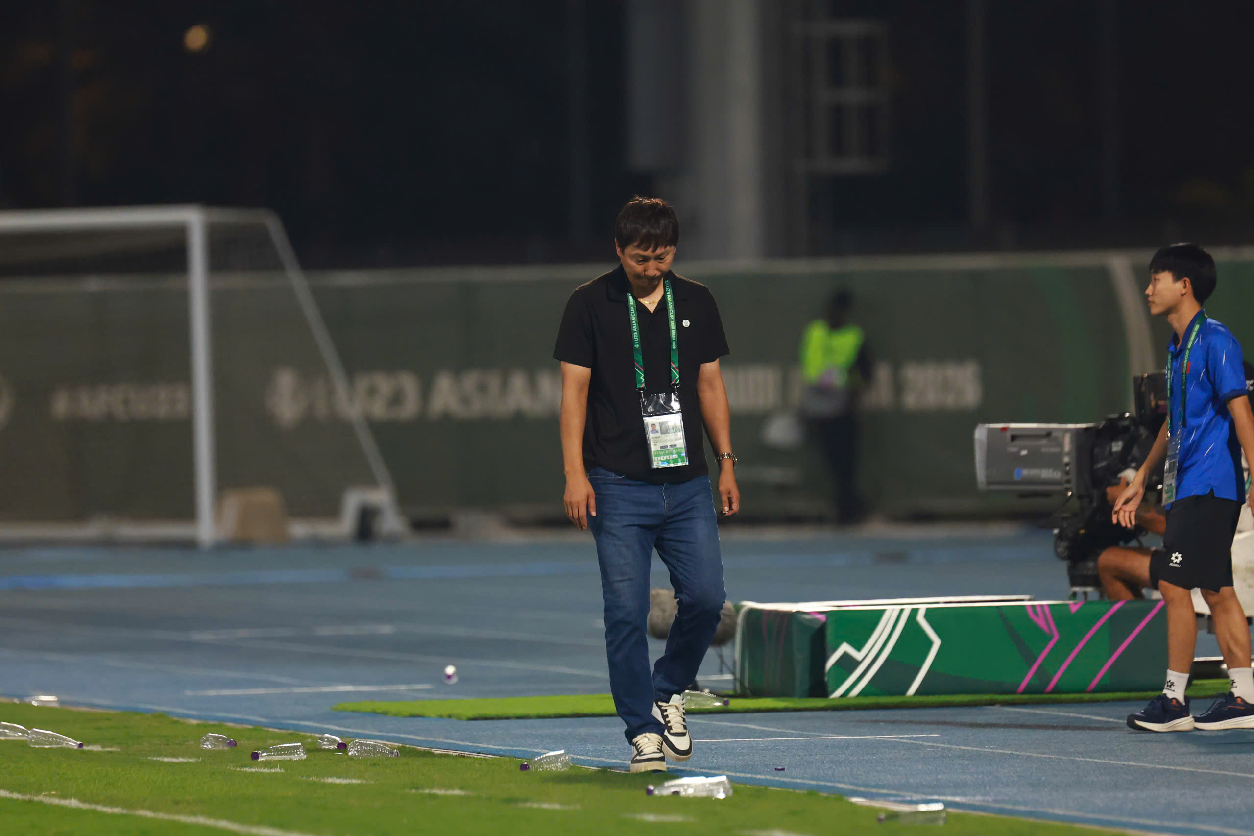 Báo Hàn Quốc lý giải khoảnh khắc trầm lặng của HLV Kim Sang-sik sau trận thắng đội bóng quê hương- Ảnh 1.