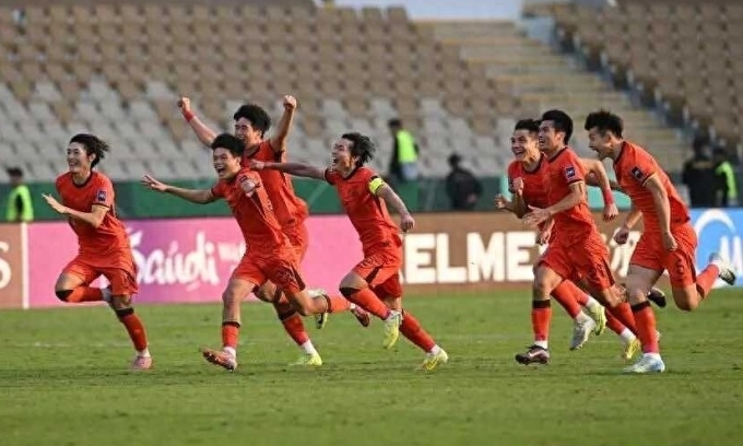 Cầu thủ Trung Quốc reo hò sau khi thắng Uzbekistan trên loạt đá luân lưu tứ kết U23 châu Á, tại sân Prince Abdullah Al-Faisal Sports City, thành phố Jeddah, Arab Saudi ngày 17/1/2026. Ảnh: QQ