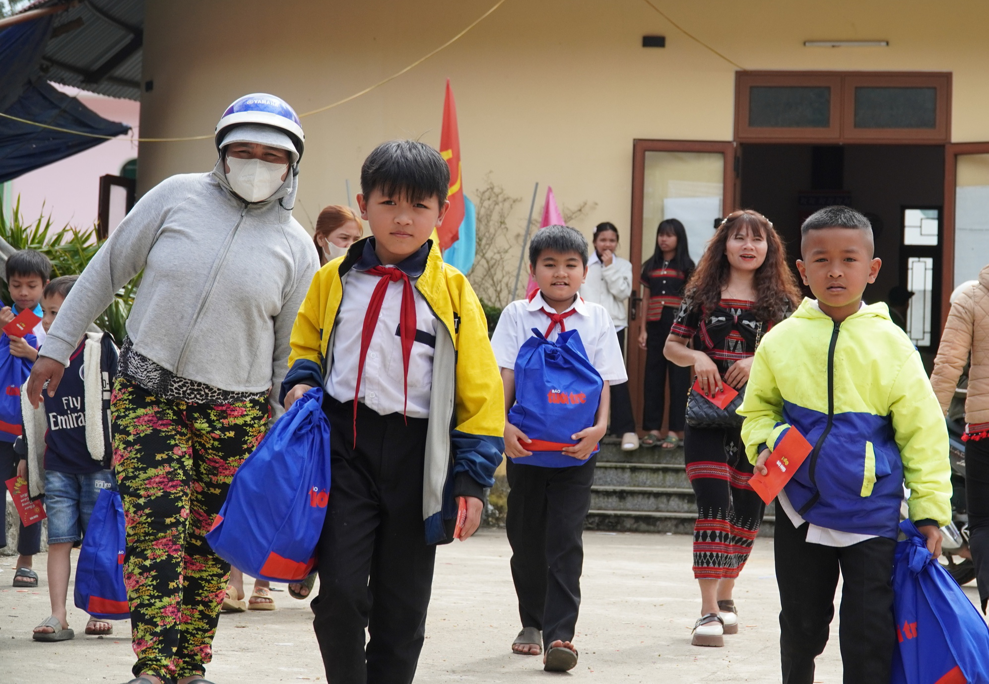 Báo Tuổi Trẻ mang 500 phần quà 'Tết sẻ chia' đến với học trò miền núi Đà Nẵng - Ảnh 1.