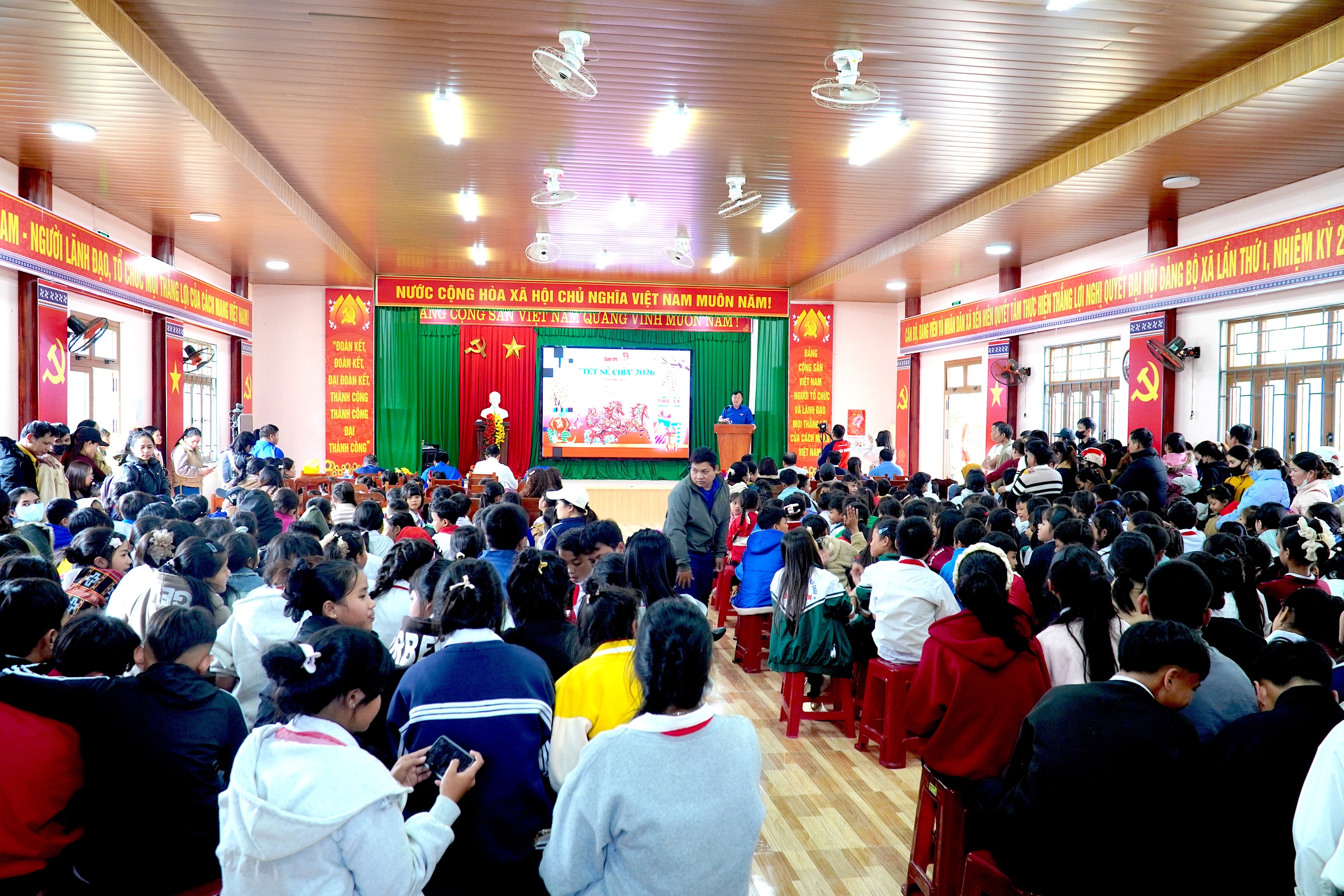 Báo Tuổi Trẻ mang 500 phần quà 'Tết sẻ chia' đến với học trò miền núi Đà Nẵng - Ảnh 2.