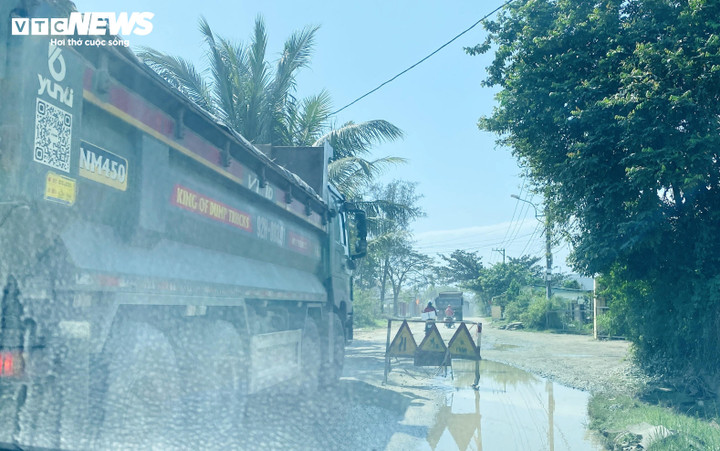 Xe tải cày nát Tỉnh lộ ở Đà Nẵng: 'Bão bụi' bức tử môi trường, dân “chết mòn”- Ảnh 1.