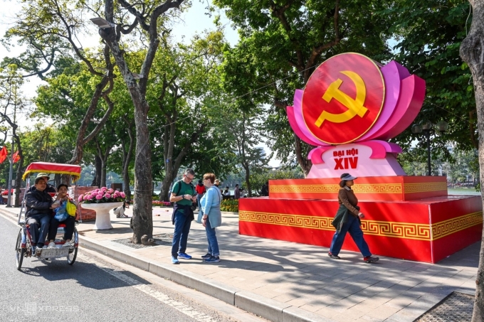 Khu vực hồ Hoàn Kiếm được trang hoàng chào mừng Đại hội XIV. Ảnh: Giang Huy