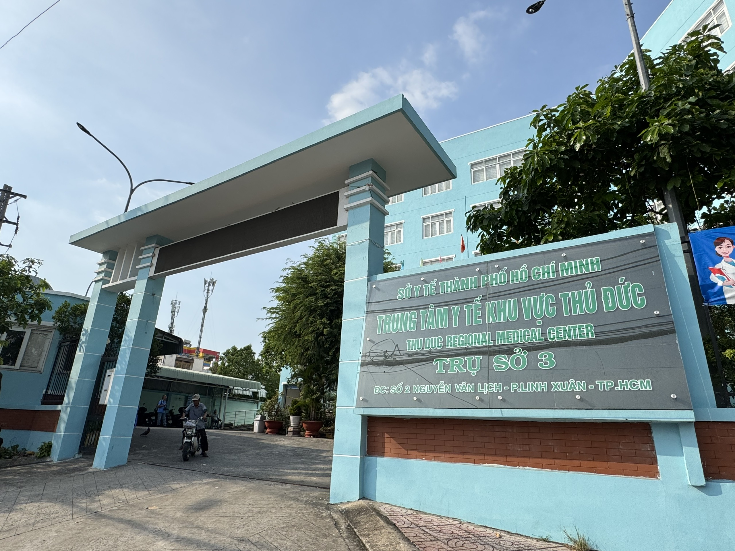 Bảo hiểm y tế của người dân TP.HCM thay đổi thế nào khi 25 trung tâm y tế ngừng hoạt động? - Ảnh 1.