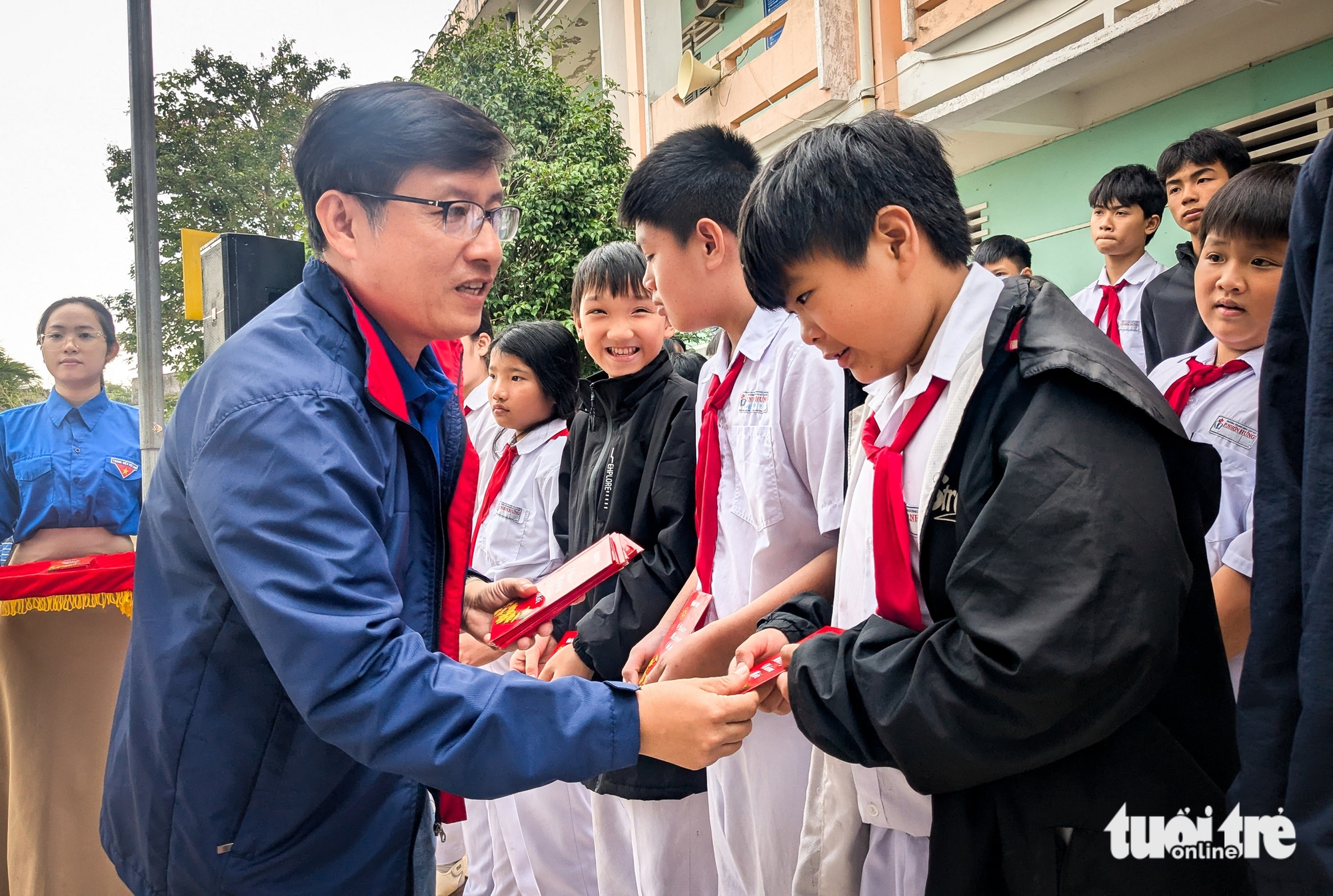 Bao lì xì và quà 'Tết sẻ chia' của Tuổi Trẻ đến với 1.000 học trò vùng bão lũ Gia Lai - Ảnh 1.
