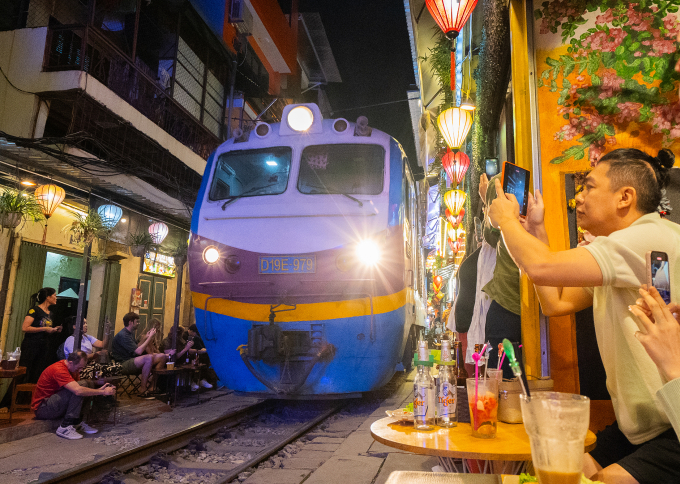Phố cà phê đường tàu luôn đông đúc du khách đến ngắm tàu chạy qua. Ảnh: Hoàng Giang