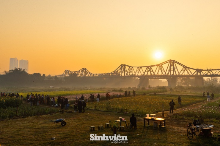 Bất chấp cái lạnh, giới trẻ Hà Nội dậy sớm 'săn' khoảnh khắc vàng bên chân cầu Long Biên - 1