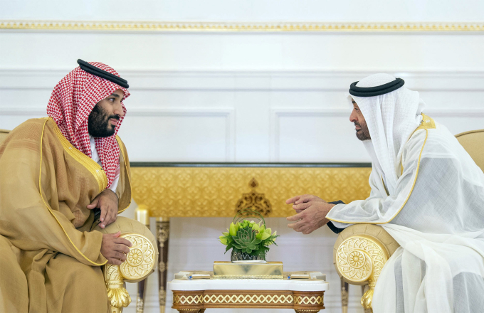 Thái tử Arab Saudi Mohammed bin Salman (trái) gặp Thái tử UAE Mohamed bin Zayed al-Nahyan tại Abu Dhabi tháng 11/2018. Ảnh: AFP
