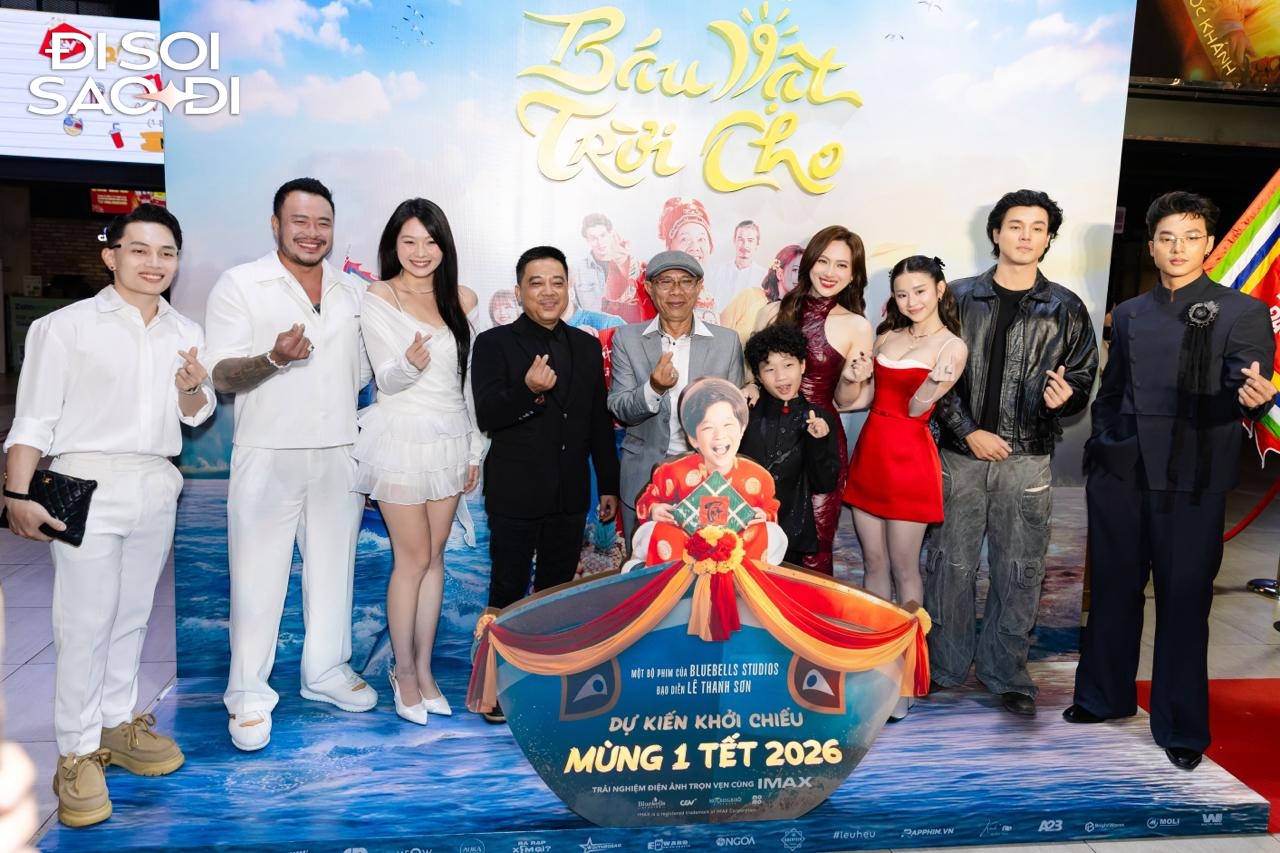 Bắt gặp Phương Anh Đào khoác tay trai lạ cực tình tứ, hoá ra là crush quốc dân điển trai ăn đứt Tuấn Trần- Ảnh 1.