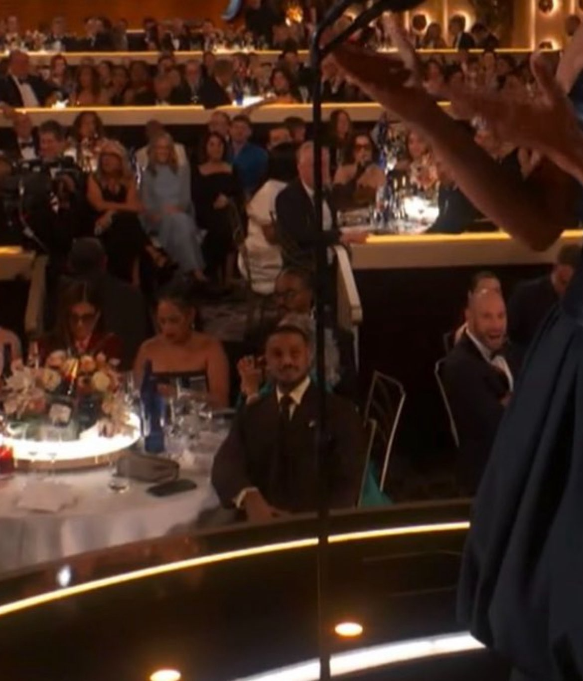 "Bắt gọn" tài tử say đắm ngắm Lisa ở Quả Cầu Vàng, bạn trai tỷ phú đã có đối thủ rồi? 2 Bat gon tai tu say dam ngam Lisa o Qua