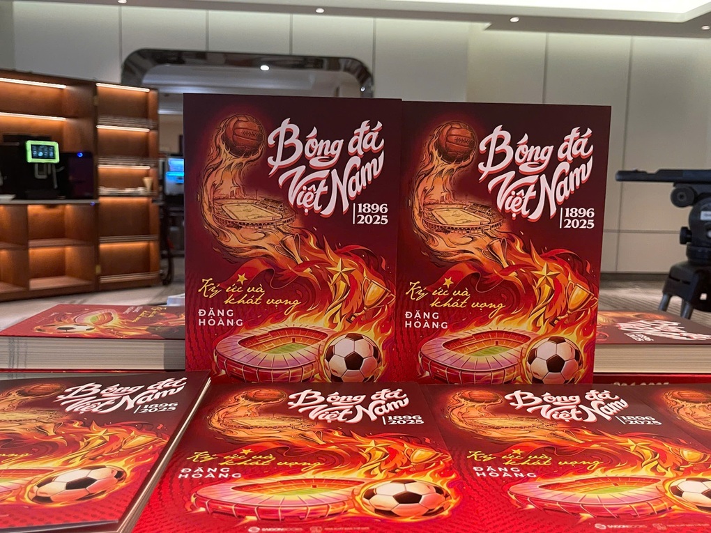 Bật mí về hào quang, áp lực của các cầu thủ trong sách về bóng đá Việt Nam - 1