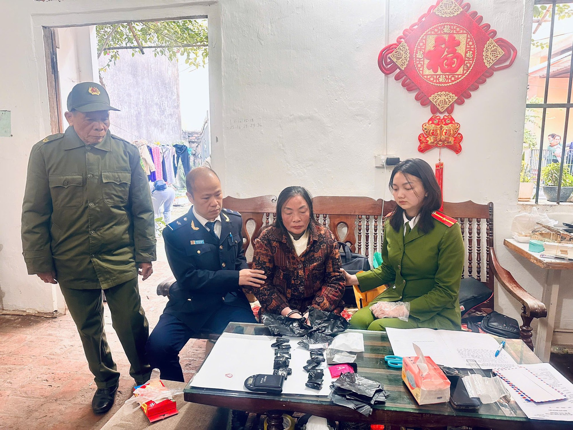 Bất ngờ khám phá “khu vườn bí mật” của 3 anh em họ Hoàng, thu giữ 7.838 cây rau lạ- Ảnh 1.