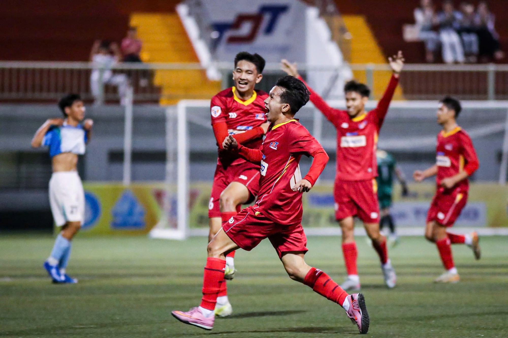 Bất ngờ lớn ở ngày mở màn vòng play-off- Ảnh 1.