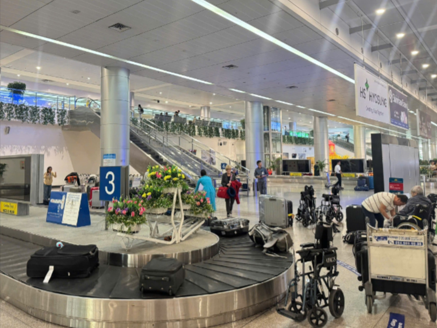 Bất ngờ sân bay Tân Sơn Nhất ngày đầu năm mới- Ảnh 1.