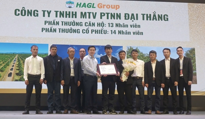 Người lao động của Hoàng Anh Gia Lai nhận thưởng căn hộ và cổ phiếu tại lễ tri ân sáng 18/1, tại Gia Lai. Ảnh: Thi Hà