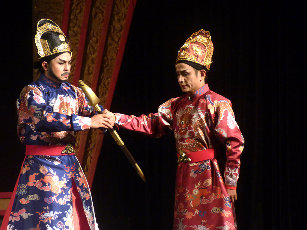 Bầu sân khấu âm thầm gánh lỗ  - Ảnh 1.