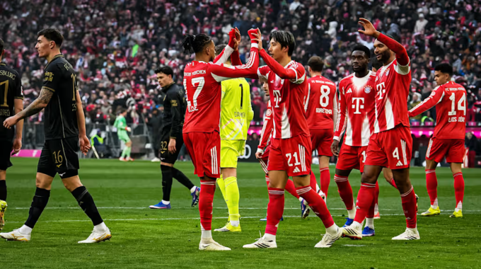 Các cầu thủ Bayern mừng bàn mở tỷ số của Ito Hiroki trong trận thua Augsburg 1-2 ở vòng 19 Bundesliga trên sân Allianz, Munich, Đức ngày 24/1/2026. Ảnh: FC Bayern