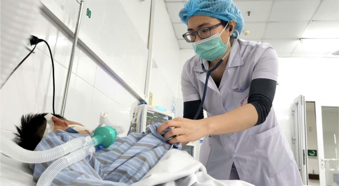 Bác sĩ chăm sóc cho bệnh nhi. Ảnh: Bệnh viện cung cấp