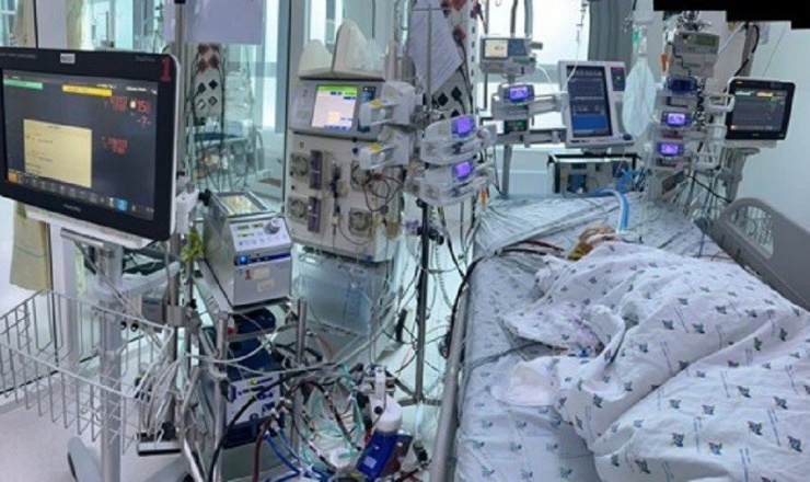 Bệnh truyền nhiễm tăng cao, nhiều bệnh nhi thập tử nhất sinh 1 Bệnh nhi mắc tay chân miệng rất nặng được các bác sĩ áp dụng nhiều kỹ thuật cao cứu sống