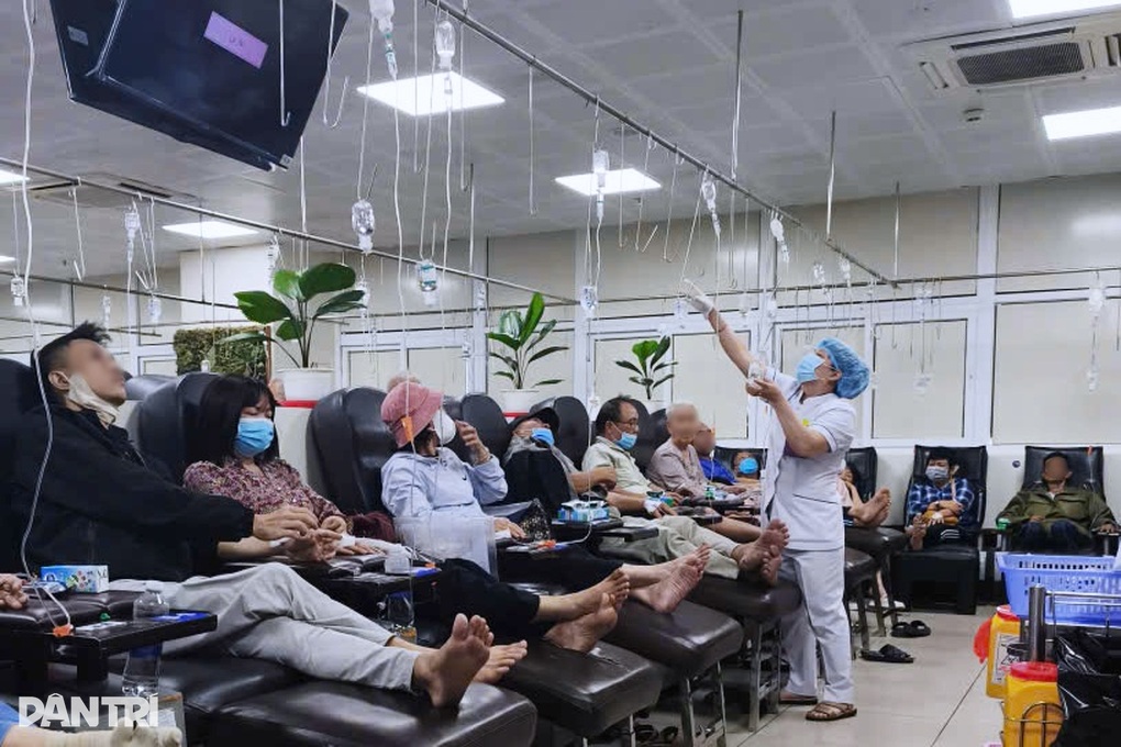 Bệnh viện Chợ Rẫy đang thực hiện hơn 30 nghiên cứu thử nghiệm thuốc ung thư - 1